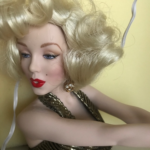 Stunning, brand new PERFECT Marilyn Monroe doll, never removed from her box! - Picture 3 of 11